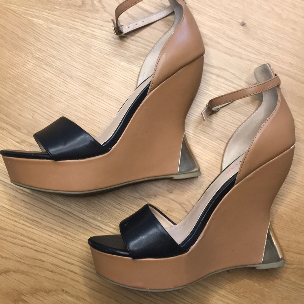 🥂 Nude / Black Wedges